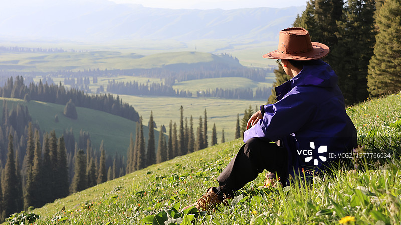 一个人坐在草地上图片素材
