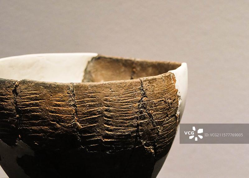 之字纹筒形陶罐图片素材