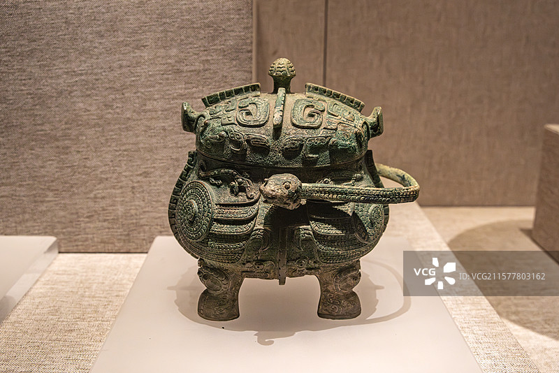 鸮铜卣，酒器，商代后期，信阳市罗山县蟒张乡后李出土，河南博物院展出图片素材