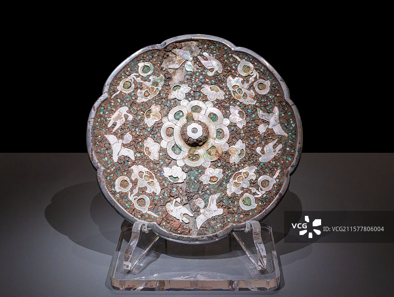 陕西考古博物馆藏唐代开元二十四年文物八曲葵花形螺钿铜镜图片素材