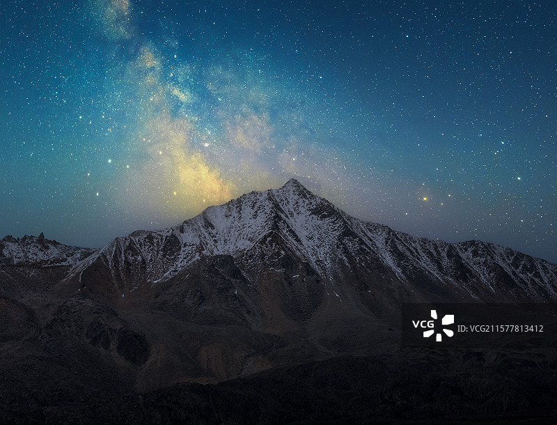 星空下的雪山，雪山背景，星空背景，概念抽象背景图片素材