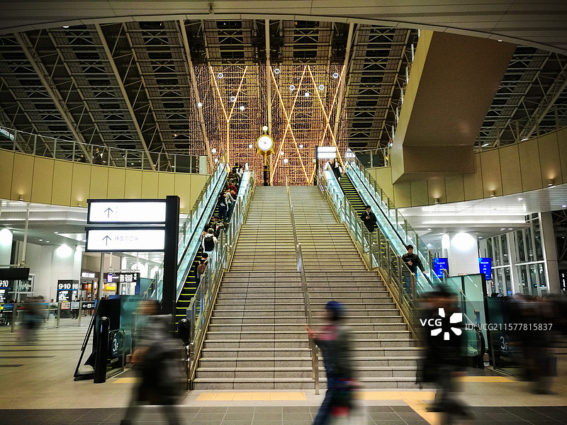 日本关西大阪站JR新干线夜景图片素材