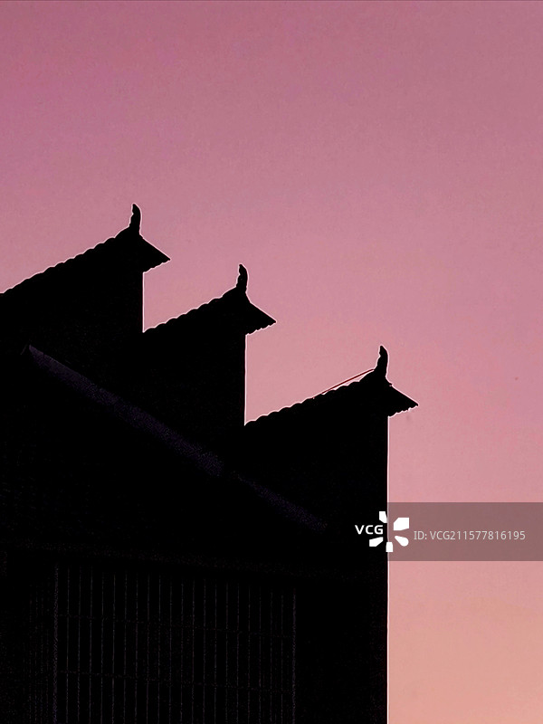 黄昏下的建筑剪影图片素材