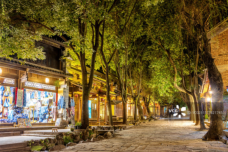 中国云南大理沙溪古镇寺登街夜景图片素材
