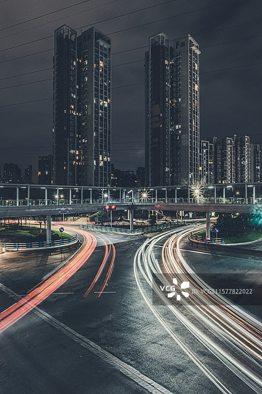 城市夜晚车流光轨图片素材