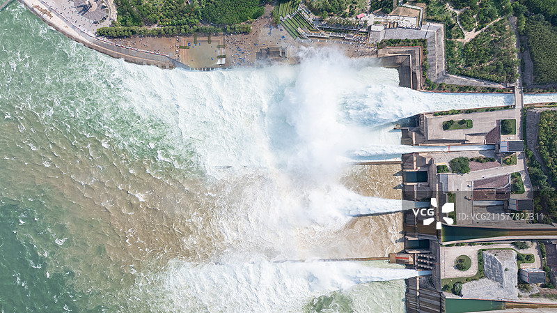 河南省洛阳市小浪底水库水利枢纽雨季到来前排水泄洪最大值图片素材