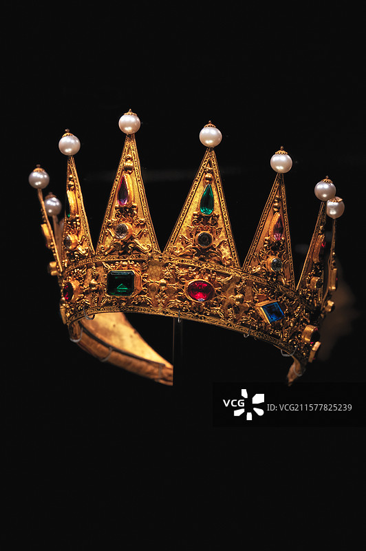 上海法国舞台珠宝展览彩色宝石王冠图片素材