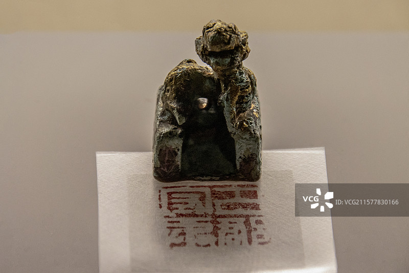 贵州省博物馆：“巴郡守丞”鎏金铜印（东汉，兴仁交乐M14出土，复制品；麒麟钮，子母套印，仅发现母印）图片素材