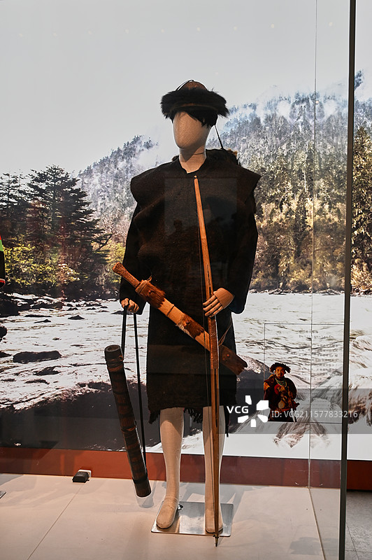 走进博物馆，邂逅这身藏族盛装。繁复的珠饰、独特的头饰，每一处细节都藏着高原的故事，是民族的传承。图片素材