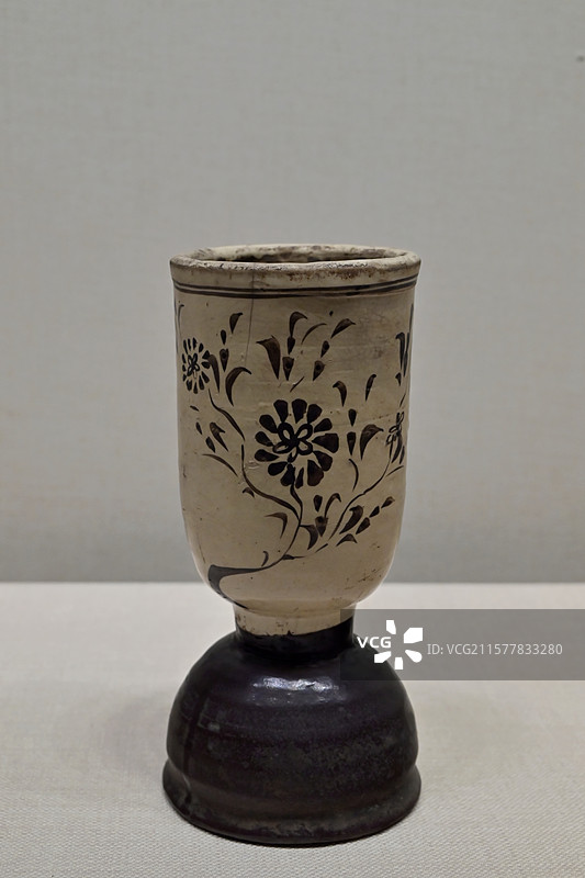 正定博物馆 明代 磁州窑白釉褐彩折枝花纹香筒图片素材