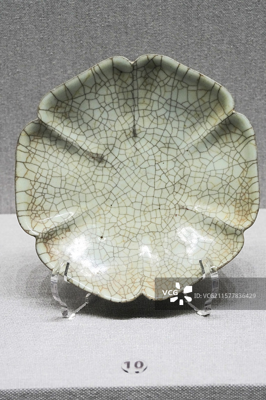 中国哥窑陶瓷（金丝铁线瓶、碗、盘）图片素材