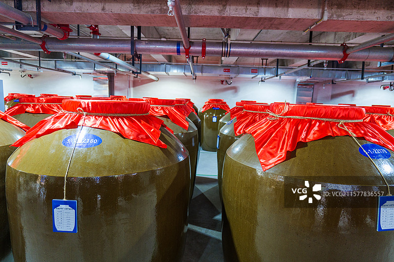 室内酒窖大量酒坛存放场景图片素材