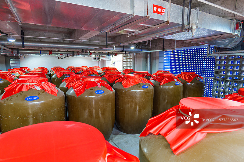 室内酒窖大量酒坛存放场景图片素材