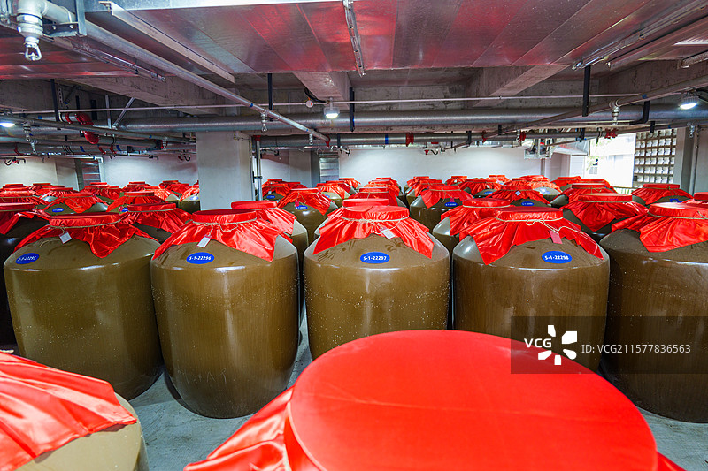 室内酒窖大量酒坛存放场景图片素材