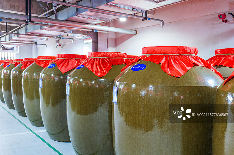 室内酒窖大量酒坛存放场景图片素材