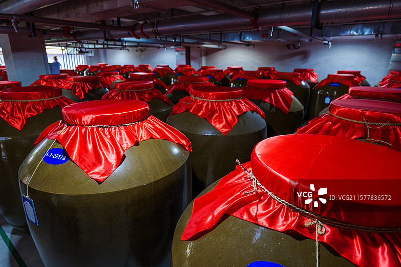 室内酒窖大量酒坛存放场景图片素材