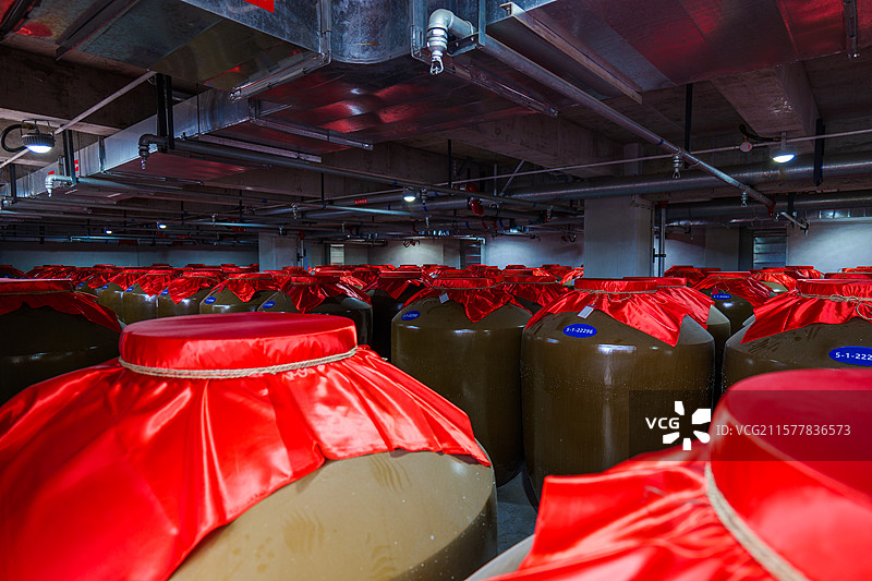 室内酒窖大量酒坛存放场景图片素材