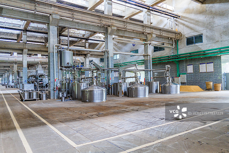 白酒工业化生产线车间图片素材