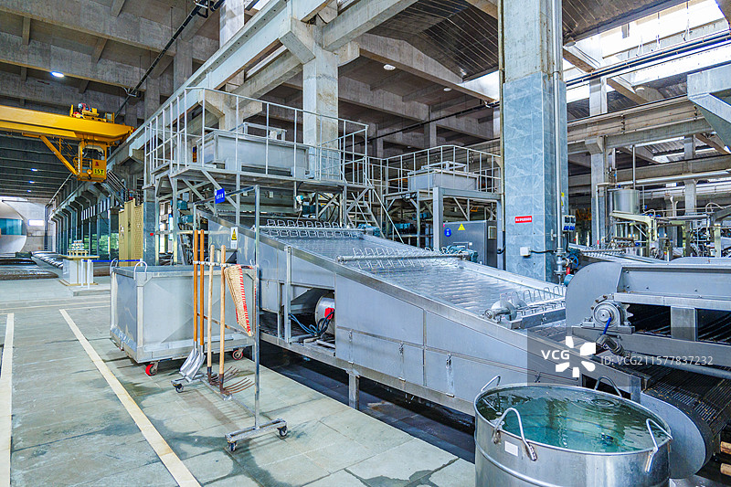 白酒工业化生产线车间图片素材