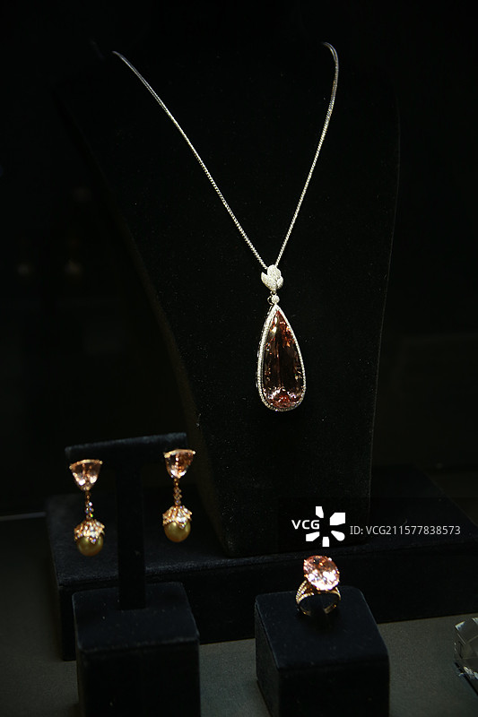 宝石项链戒指耳钉图片素材