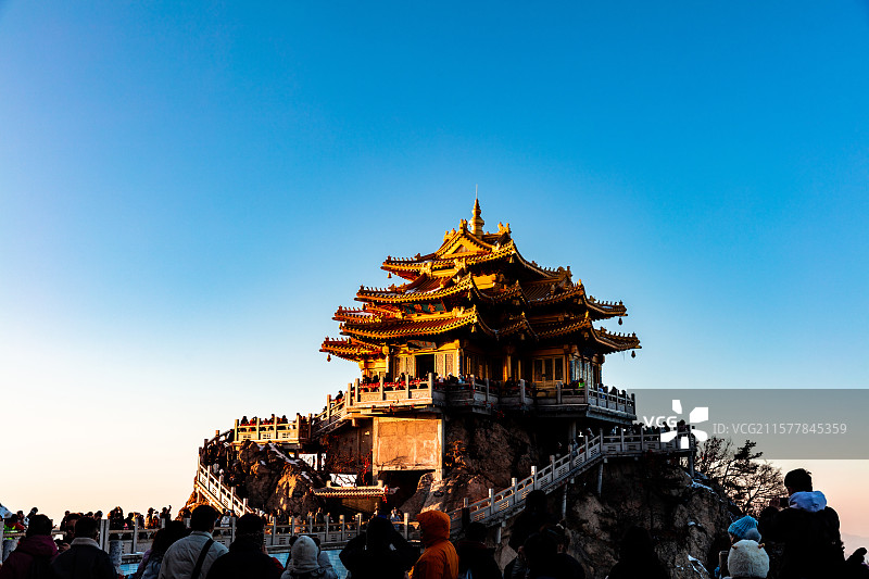 夕照下的老君山风景区山顶的金殿图片素材
