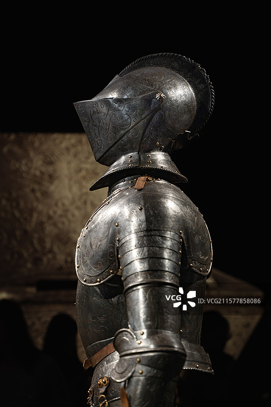 博物馆展出的欧洲中世纪骑士全身盔甲图片素材
