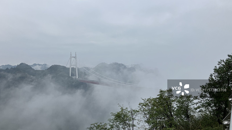 湖南湘西 矮寨大桥 雾中图片素材
