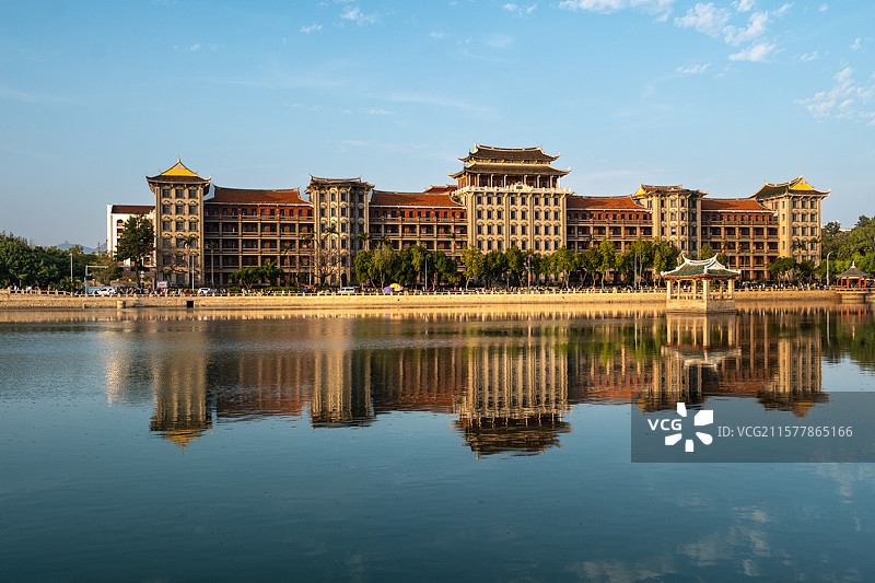 晚霞落日中的厦门集美学村龙舟池旁闽南风光的建筑物风光（集美中学））图片素材