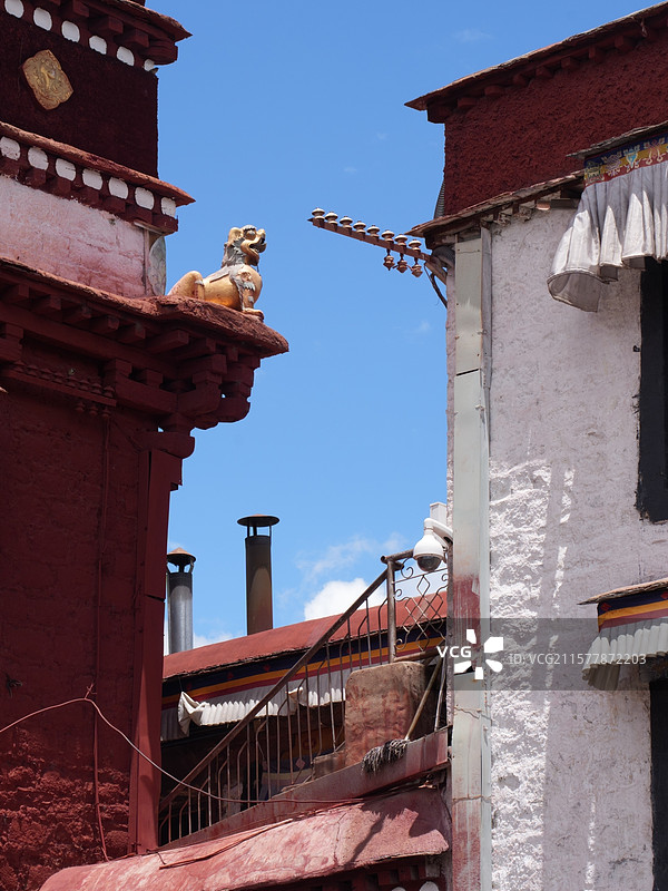蓝天映衬下小昭寺的部分建筑图片素材