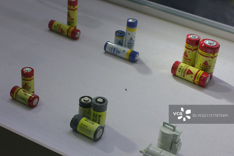 高科技电子展会里的各种充电锂电池展示图片素材
