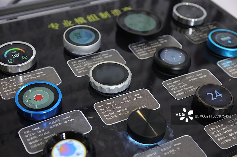 展会中各式高科技新能源汽车无人机传感器显示模组陈列展示图片素材