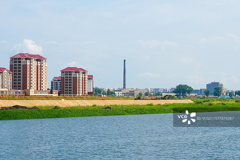 辽宁省丹东市，在鸭绿江游船上远眺对岸的朝鲜新义州城市风光图片素材