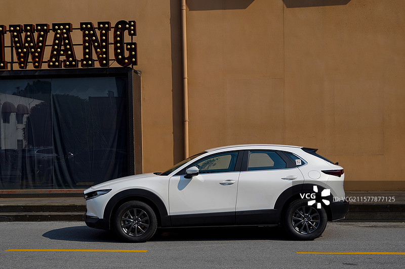 Mazda马自达CX30全新珠光白汽车车身侧面图片素材
