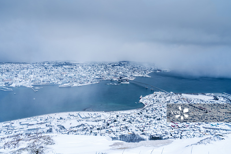 冬季挪威特洛姆瑟群山与天空的高角度雪景图片素材
