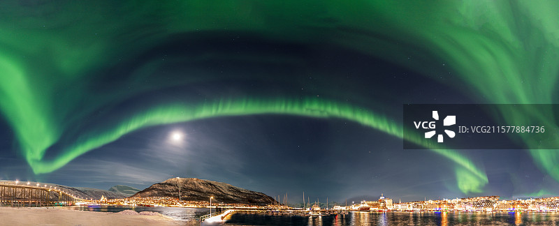 挪威港口城市特罗特罗姆瑟冬季极光图片素材