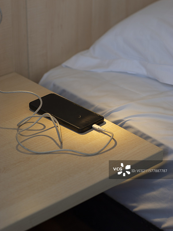 床头充电充电头充电安全图片素材