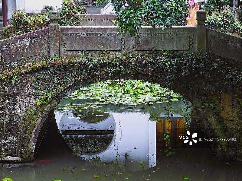 杭州虎跑公园夏季清凉好去处。有水杉森林、天下第三泉虎跑泉、弘一法师、罗汉堂、钟楼等。图片素材