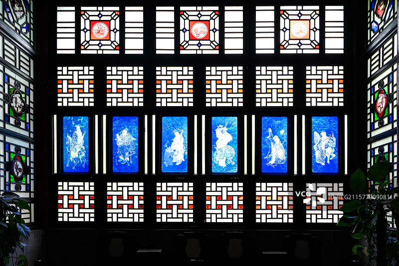 广东顺德清晖园内的玻璃花窗图片素材