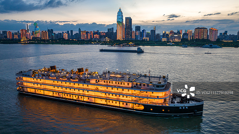 武汉江面知音号与城市夜景交相辉映图片素材