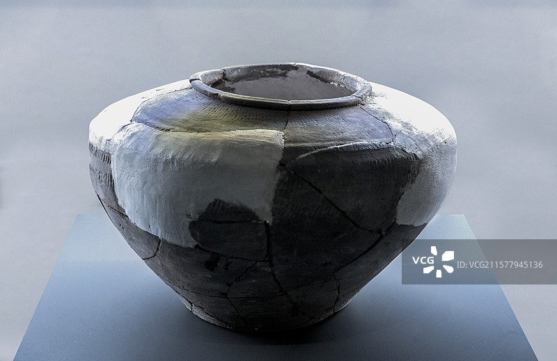 贵州省博物馆多彩贵州历史文化展：陶罐（汉晋，陶，习水土城袁家坳崖墓出土，贵州省博物馆藏）图片素材