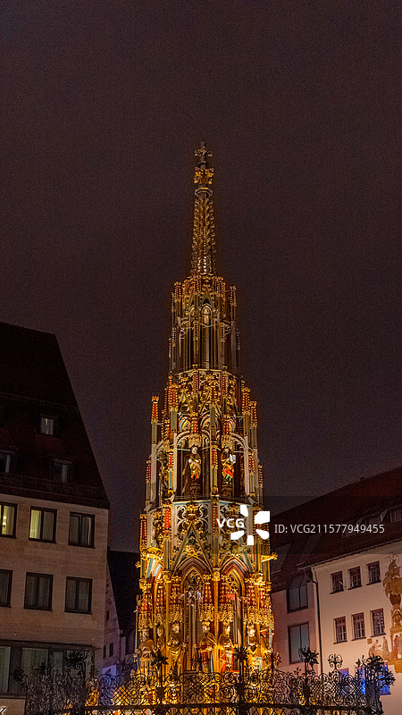 夜晚欧洲德国纽伦堡城市中心的市场广场及四周的美泉圣母教堂建筑图片素材
