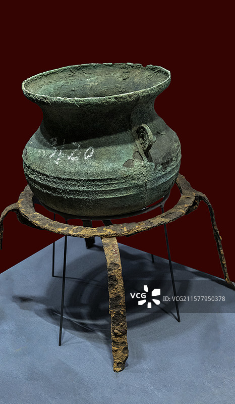 铜釜（南北朝，平坝夏云平M9出土）、铁四脚架（西晋，清镇芦荻清M77出土）；贵州省博物馆藏图片素材