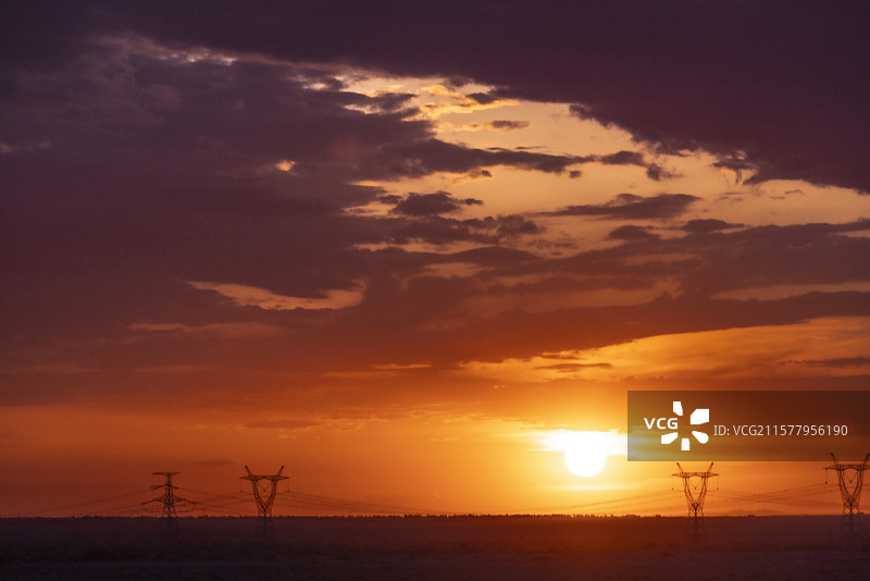 金色光芒穿透云层图片素材