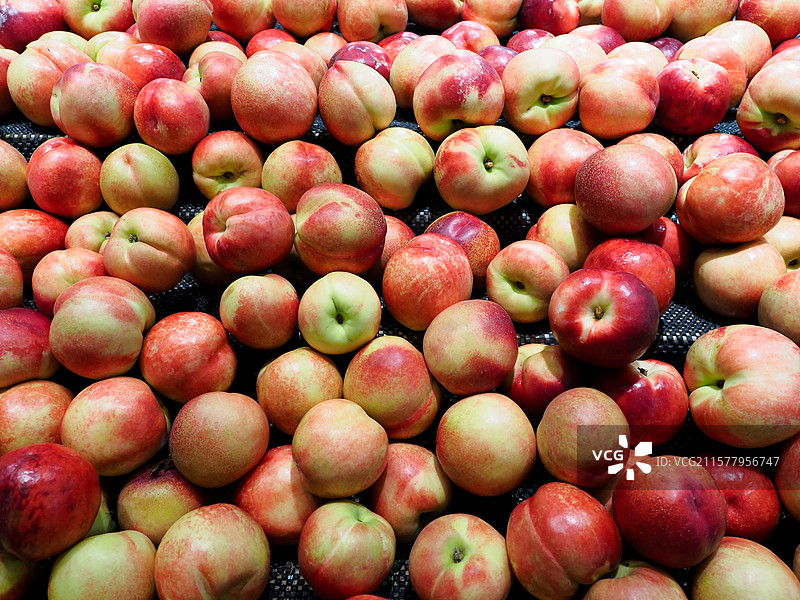 超市里售卖的油桃图片素材