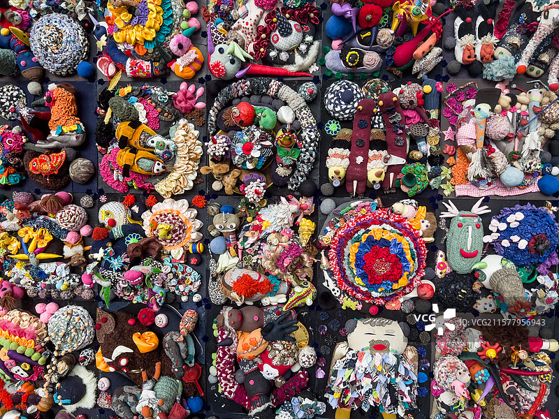 墙上铺满各种玩偶布娃娃图片素材