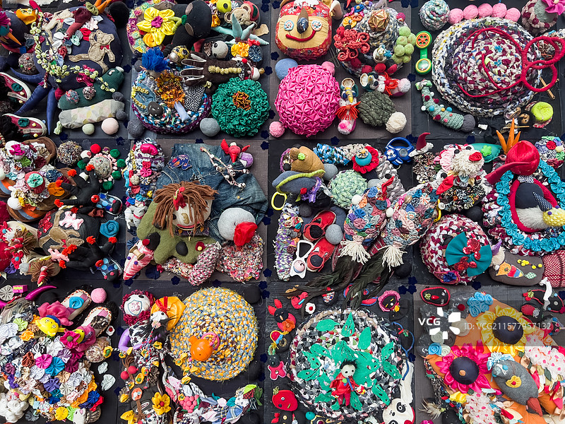 墙上铺满各种玩偶布娃娃图片素材