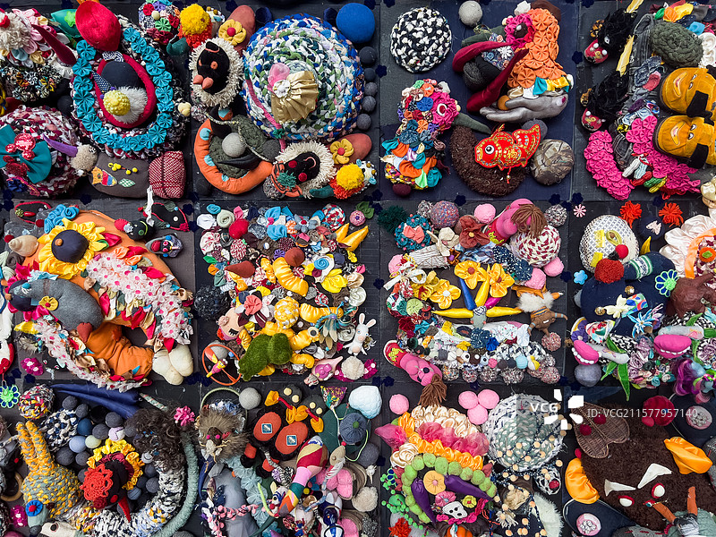 墙上铺满各种玩偶布娃娃图片素材