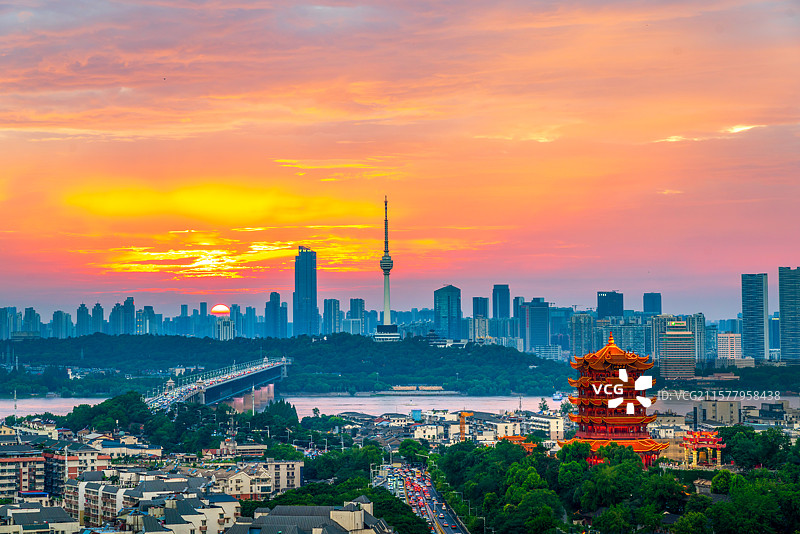 武汉黄鹤楼世纪晚霞染红整片天空图片素材