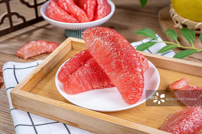 桌子上放着一盘红心柚子图片素材