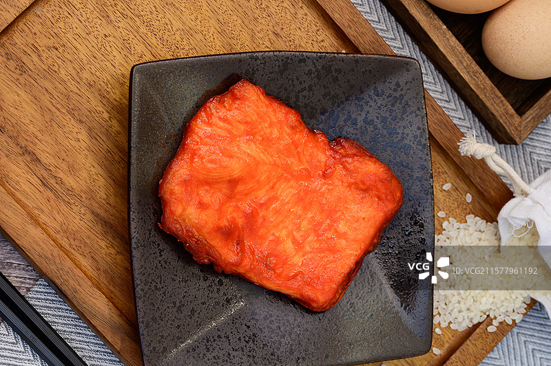 盘子上的美味炸鸡排图片素材